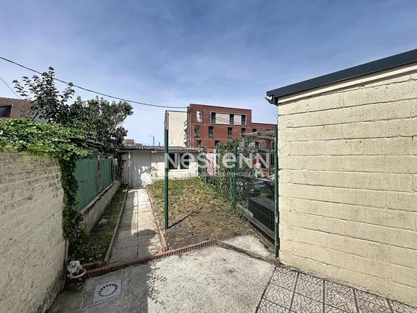 Maison des années 30 à rénover à ANICHE - 2 chambres + 1 possible au RDC - Combles aménageables - Cour + Garage - 95 000 EUROS
