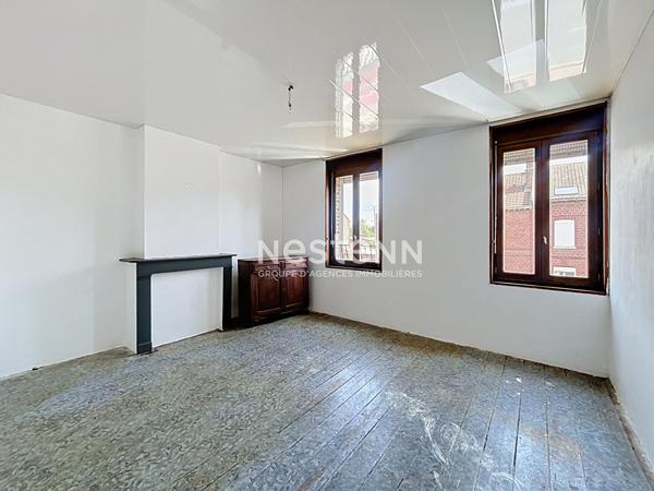 Maison des années 30 à rénover à ANICHE - 2 chambres + 1 possible au RDC - Combles aménageables - Cour + Garage - 95 000 EUROS