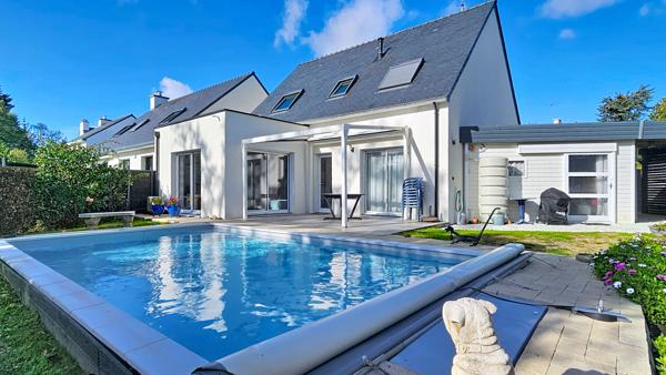 DPE A, piscine chauffée et centre-bourg à pied : le privilège d'un bien rare.
