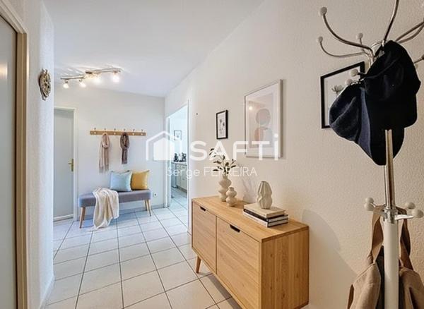 Appartement traversant avec terrasse et parking
