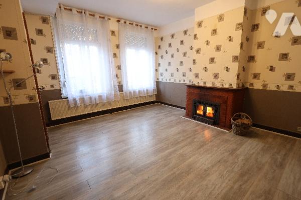 Agréable maison située en centre-ville, avec 3 chambres et cour.