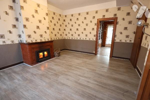 Agréable maison située en centre-ville, avec 3 chambres et cour.