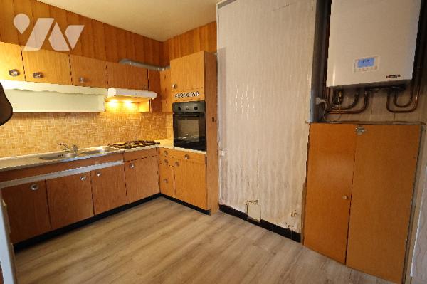 Agréable maison située en centre-ville, avec 3 chambres et cour.