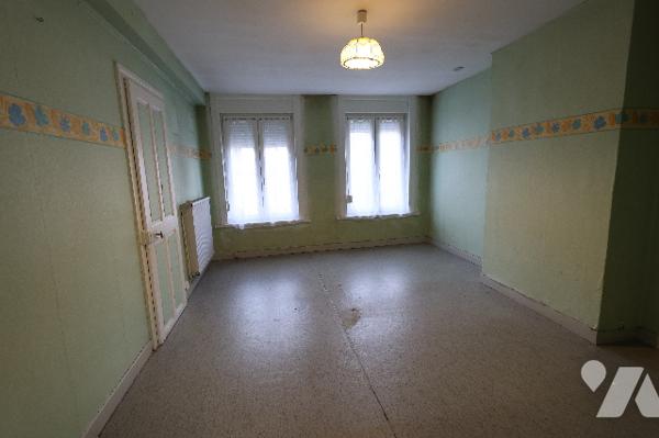 Agréable maison située en centre-ville, avec 3 chambres et cour.