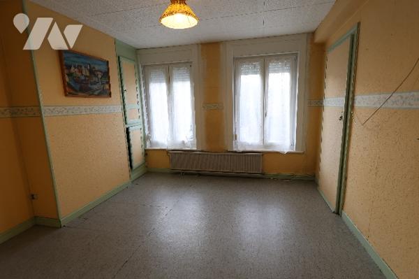 Agréable maison située en centre-ville, avec 3 chambres et cour.