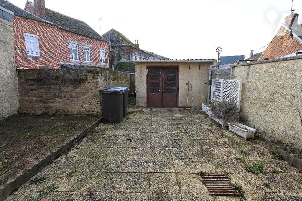 Agréable maison située en centre-ville, avec 3 chambres et cour.