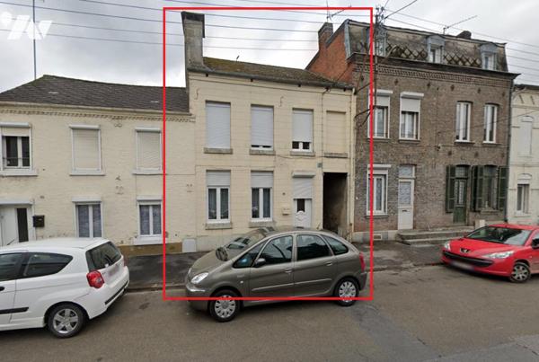 Agréable maison située en centre-ville, avec 3 chambres et cour.