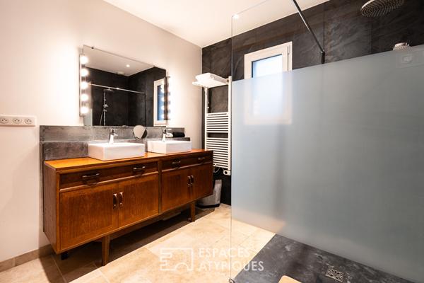 Villa de plain pied sur son vaste jardin arboré au coeur des rochelets