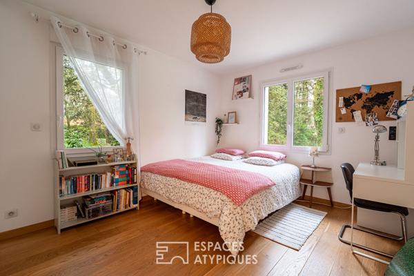 Villa de plain pied sur son vaste jardin arboré au coeur des rochelets