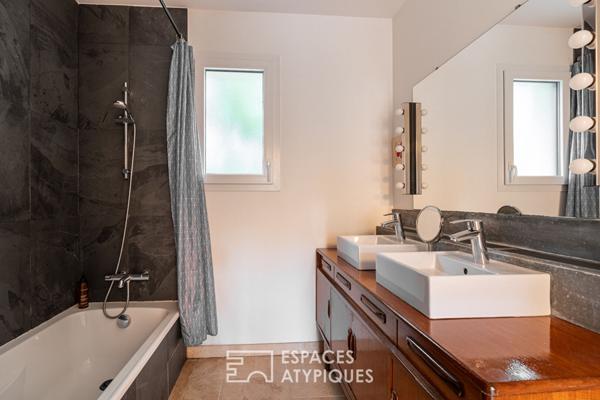 Villa de plain pied sur son vaste jardin arboré au coeur des rochelets