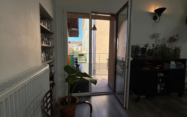 Appartement à vendre    4 pièces • 184,63 m2 Saint-Étienne-de-Saint-Geoirs