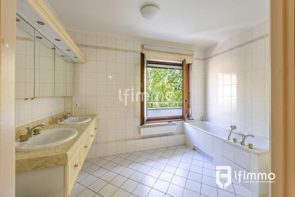 À vendre– Grand appartement lumineux face au parc de l’Orangerie,