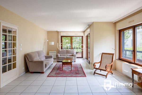 À vendre– Grand appartement lumineux face au parc de l’Orangerie,