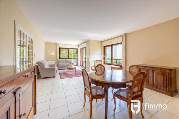 À vendre– Grand appartement lumineux face au parc de l’Orangerie,