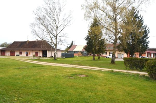 Ensemble immobilier composé de deux maisons et d'un hangar CUISIA (39)