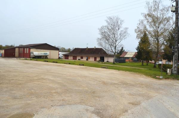 Ensemble immobilier composé de deux maisons et d'un hangar CUISIA (39)