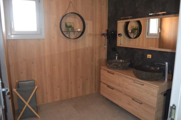 Ensemble immobilier composé de deux maisons et d'un hangar CUISIA (39)