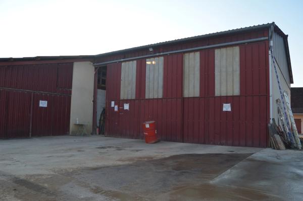 Ensemble immobilier composé de deux maisons et d'un hangar CUISIA (39)