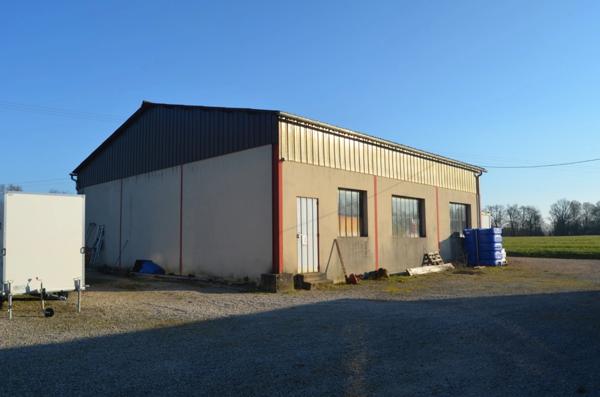 Ensemble immobilier composé de deux maisons et d'un hangar CUISIA (39)