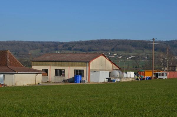 Ensemble immobilier composé de deux maisons et d'un hangar CUISIA (39)