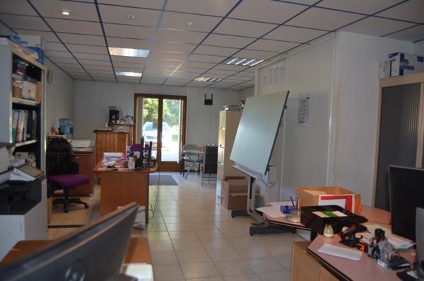 Ensemble immobilier composé de deux maisons et d'un hangar CUISIA (39)