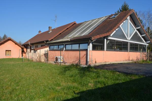 Ensemble immobilier composé de deux maisons et d'un hangar CUISIA (39)