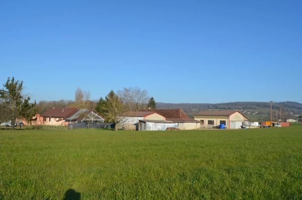 Ensemble immobilier composé de deux maisons et d'un hangar CUISIA (39)