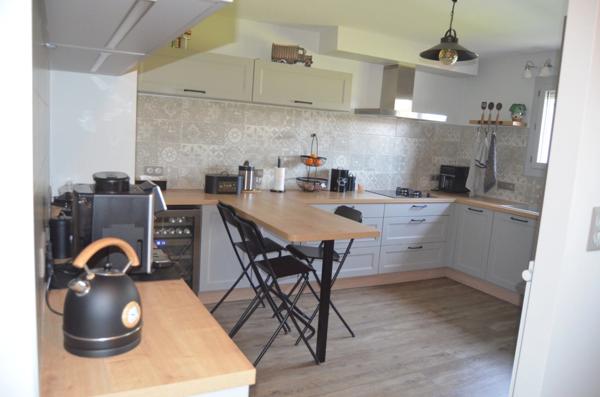 Ensemble immobilier composé de deux maisons et d'un hangar CUISIA (39)