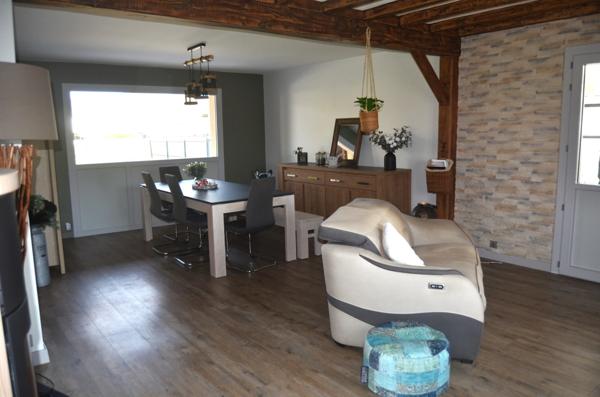 Ensemble immobilier composé de deux maisons et d'un hangar CUISIA (39)