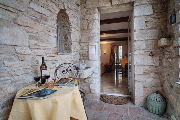 en Provence, Propriété d'Exception composée de diverses maisons en pierre pour plus de 1000 m² de bâti sur 6.3 HA