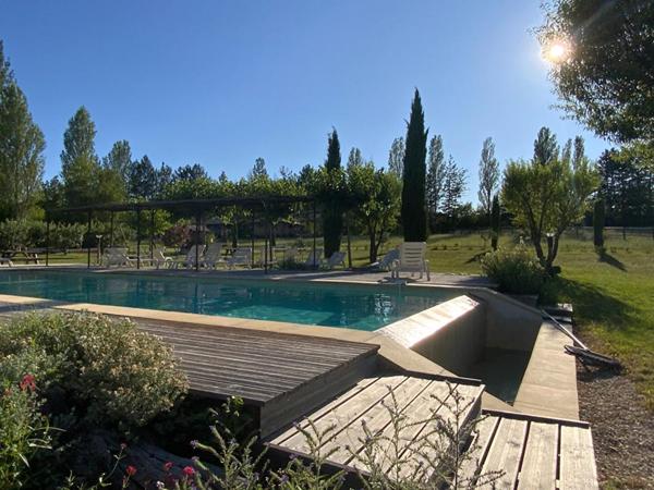 en Provence, Propriété d'Exception composée de diverses maisons en pierre pour plus de 1000 m² de bâti sur 6.3 HA