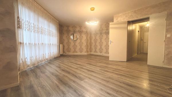 À louer ? 4 pièces vide avec grande terrasse et box ? Évry