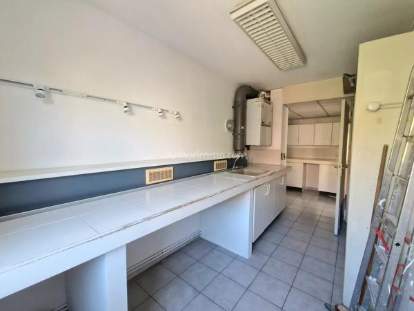 Location                                                      Bureau
                        
                                         122 m2                     à Draguignan