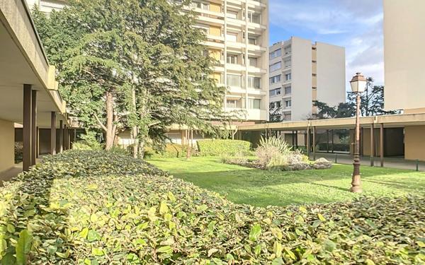 Stationnement à louer    24 m2 Maisons-Alfort