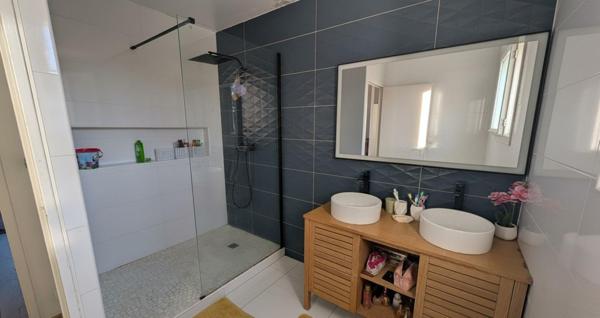 Maison moderne avec 4 chambres et un jardin
