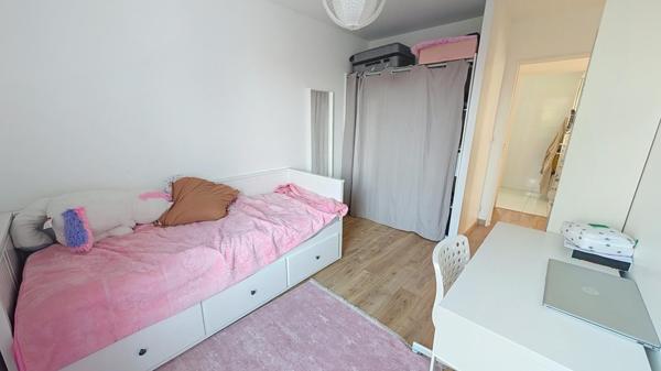 Maison moderne avec 4 chambres et un jardin
