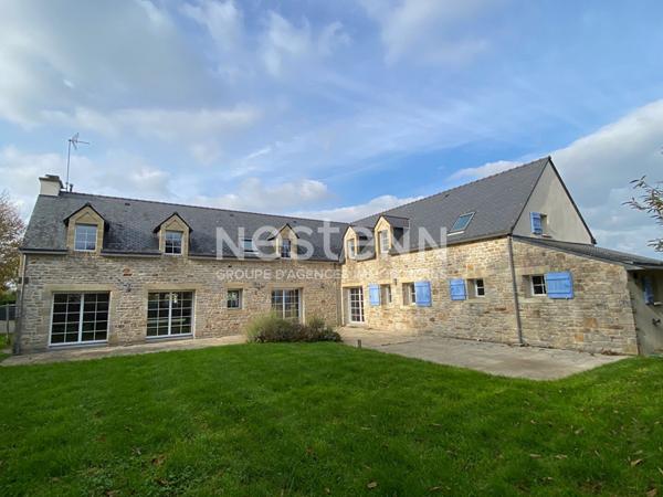 Pleuven maison en pierre de 290 m² sur un terrain de 1277 m² proche bourg .