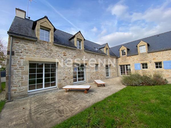Pleuven maison en pierre de 290 m² sur un terrain de 1277 m² proche bourg .