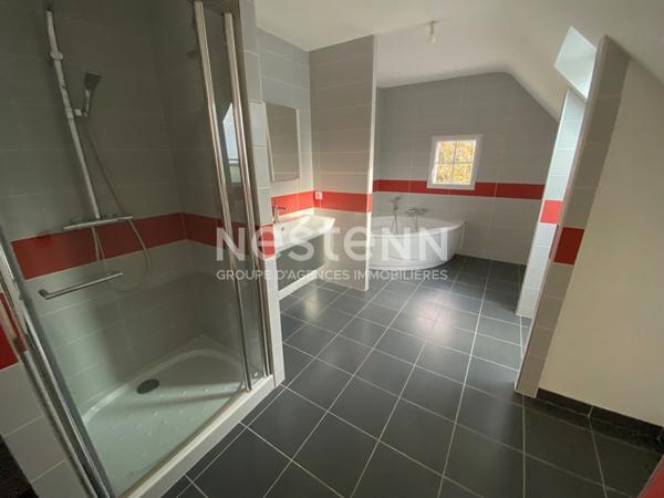 Pleuven maison en pierre de 290 m² sur un terrain de 1277 m² proche bourg .