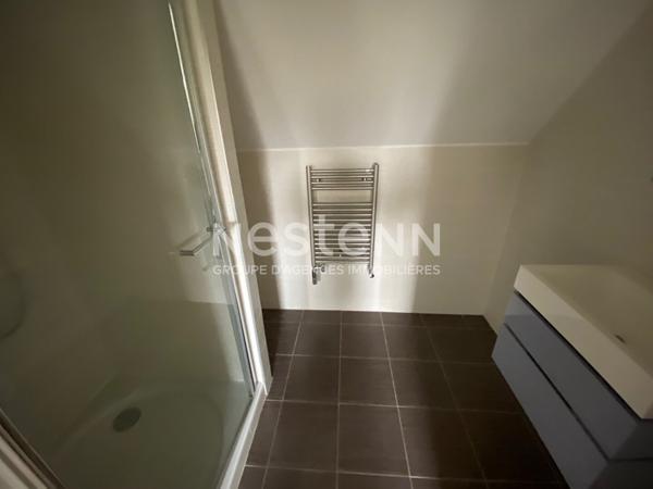 Pleuven maison en pierre de 290 m² sur un terrain de 1277 m² proche bourg .