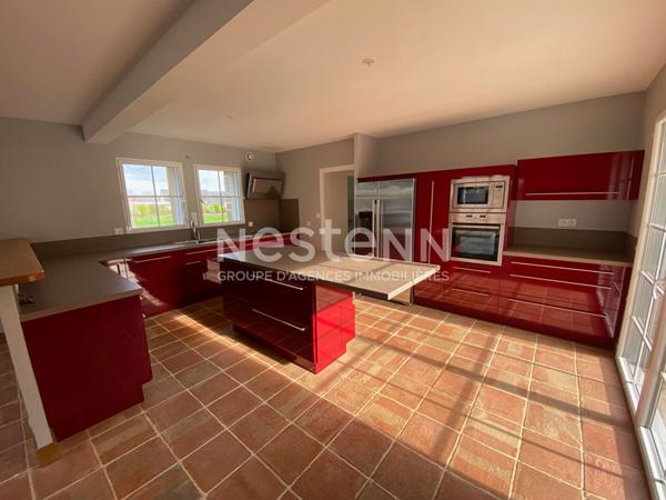 Pleuven maison en pierre de 290 m² sur un terrain de 1277 m² proche bourg .