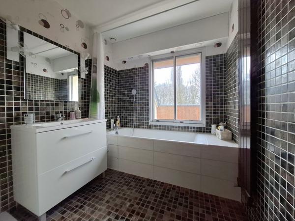 À vendre - Maison individuelle, 9 pièces située à Mamers (72600)