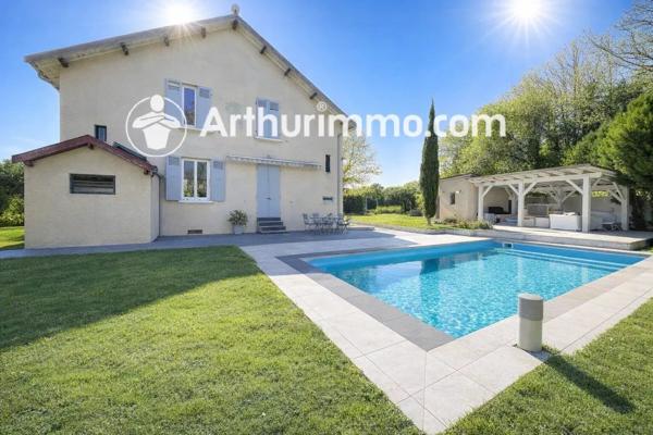 Vente                                                      Maison
                        
                     5 pièces                      146 m2                     à Givors
