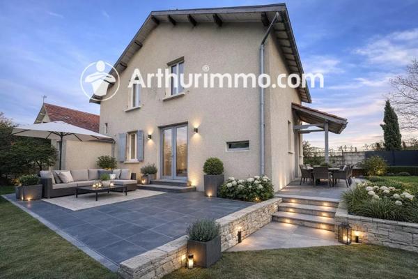Vente                                                      Maison
                        
                     5 pièces                      146 m2                     à Givors