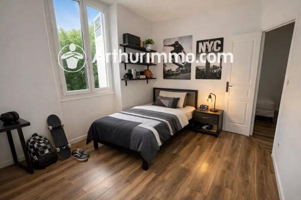 Vente                                                      Maison
                        
                     5 pièces                      146 m2                     à Givors