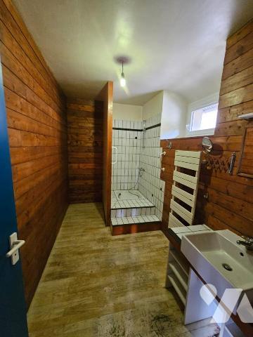 Bâtisse en pierre au charme singulier – Fort potentiel à réinventer