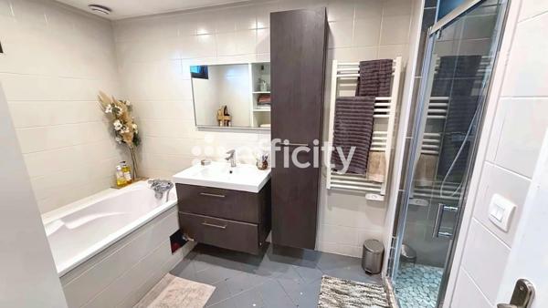 Maison
         5 pièces
        - 131 m² Exclusivité 349 000 € *