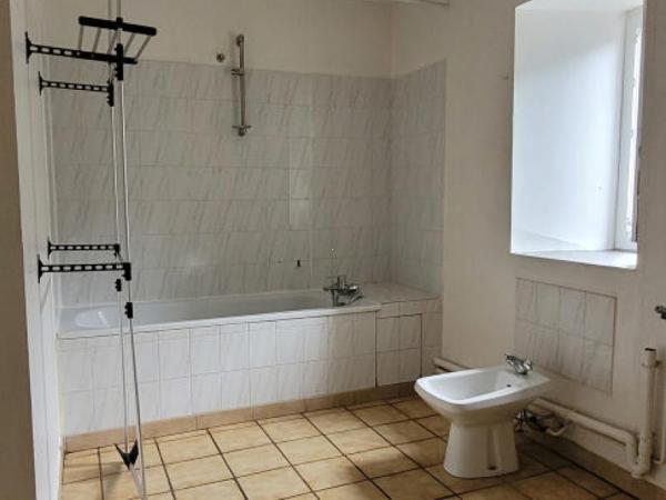 Location non meublée - T3 - Oloron-sainte-marie - Réf.:205458 Grand T3bis de 100m2 avec cachet de l'ancien - Quartier Ste Croix