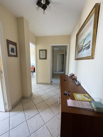 Bel appartement traversant Type T3 étage élevé