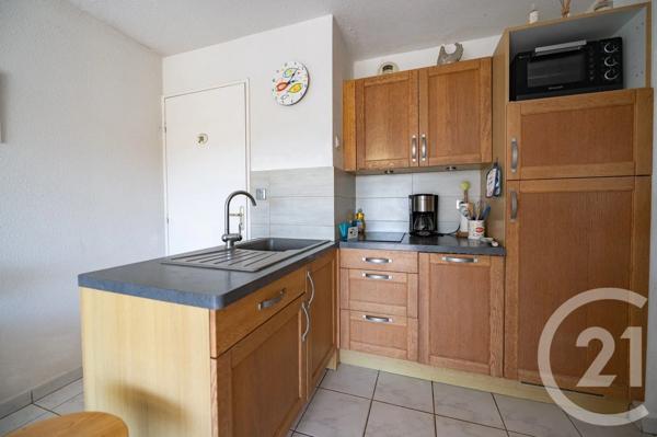 Appartement F2 à vendre  2 pièces - 27,90 m 2   LE LAVANDOU  - 83